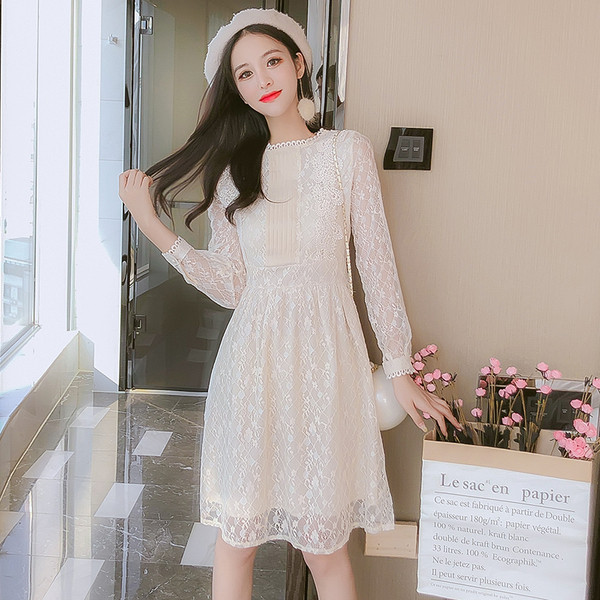 Стилна дамска рокля с обло деколте и дантела