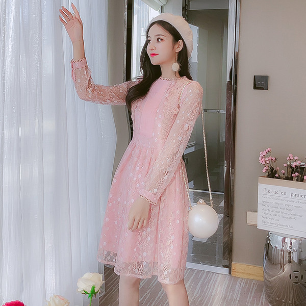 Стилна дамска рокля с обло деколте и дантела