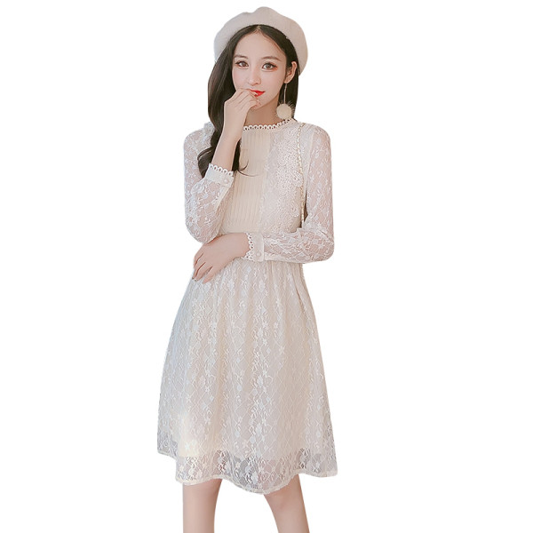 Стилна дамска рокля с обло деколте и дантела