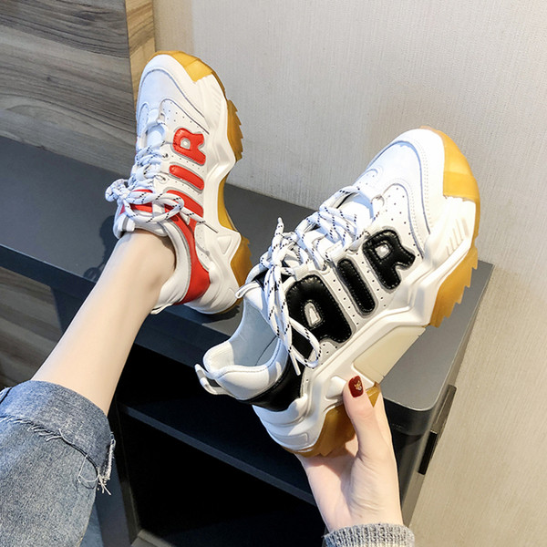 Női sport tornacipő durva talppal, felirattal