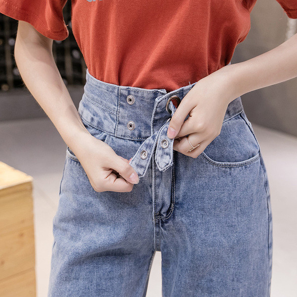 Stílusos női farmer övvel és magas derékkal