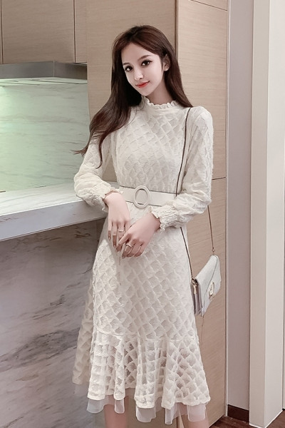 Aktuális női ruha félmagas gallérral és övvel