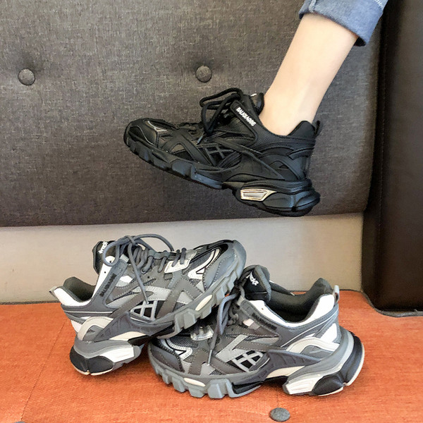 Női sportcipők új modellje durva talppal és fűzővel