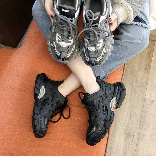 Női sportcipők új modellje durva talppal és fűzővel