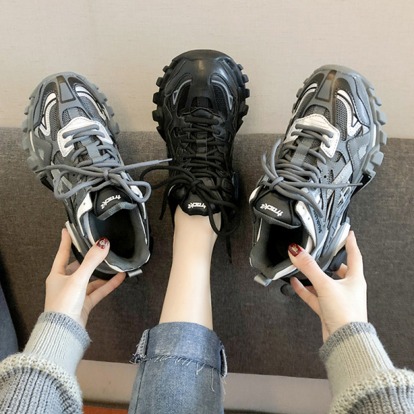 Női sportcipők új modellje durva talppal és fűzővel