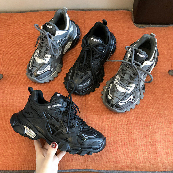 Női sportcipők új modellje durva talppal és fűzővel