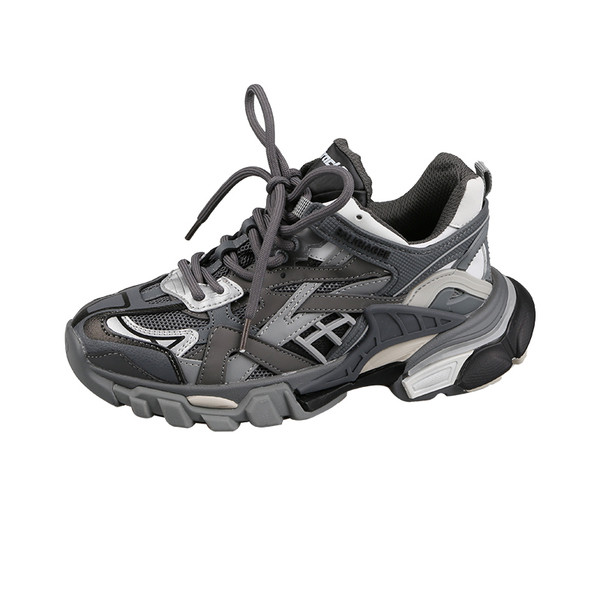 Női sportcipők új modellje durva talppal és fűzővel