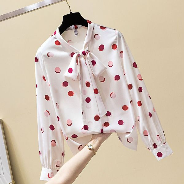 Modern női pöttyös ing, gallérján szalaggal, fehér színben