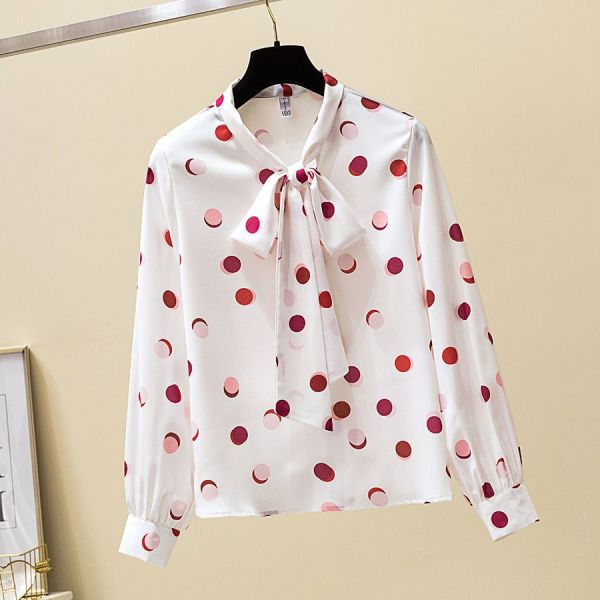 Modern női pöttyös ing, gallérján szalaggal, fehér színben