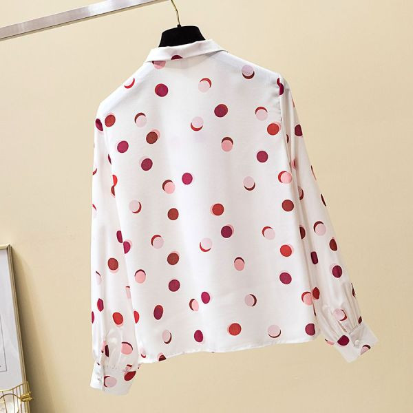 Modern női pöttyös ing, gallérján szalaggal, fehér színben