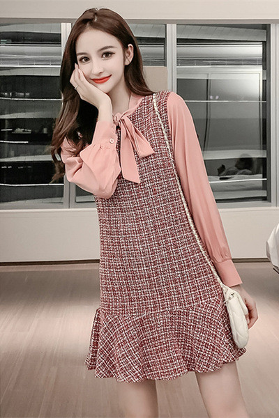 Hétköznapi női ruha szalaggal és hosszú ujjal