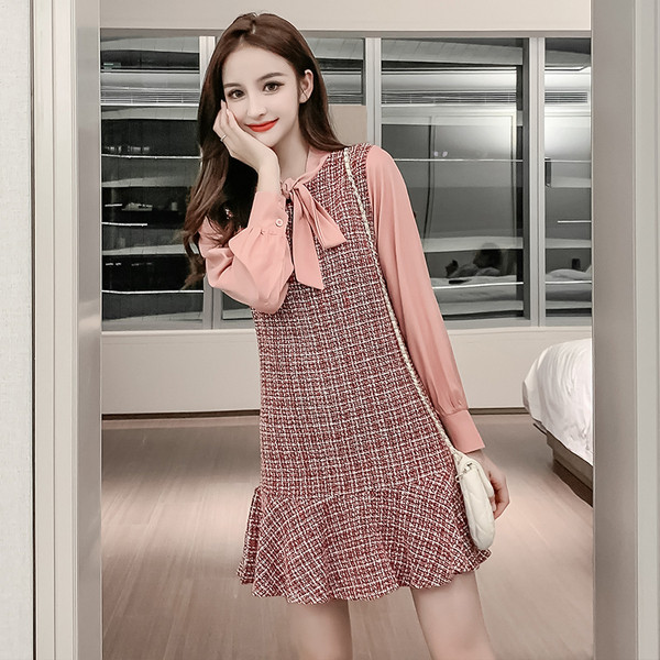 Hétköznapi női ruha szalaggal és hosszú ujjal