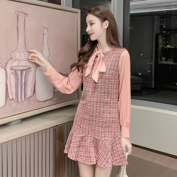 Hétköznapi női ruha szalaggal és hosszú ujjal