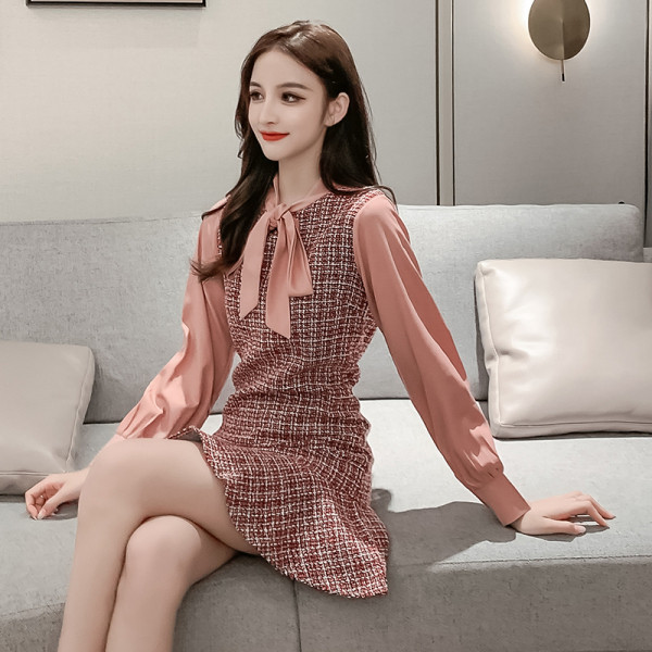 Hétköznapi női ruha szalaggal és hosszú ujjal