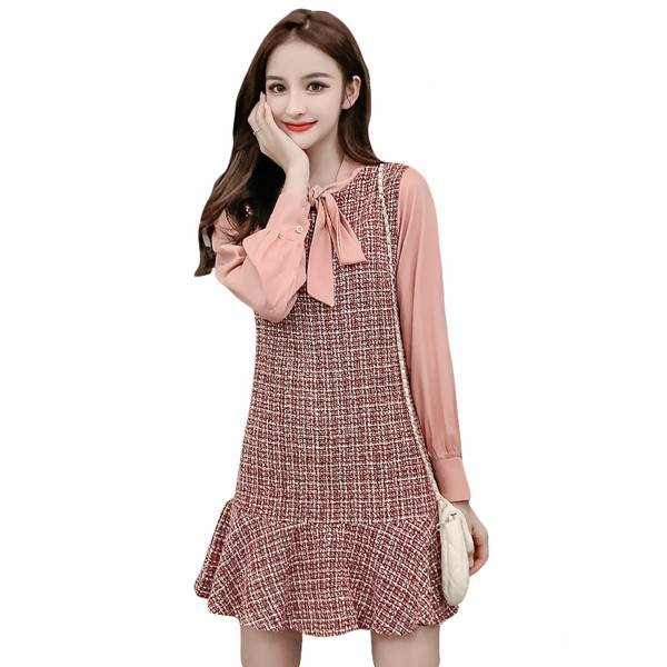 Hétköznapi női ruha szalaggal és hosszú ujjal