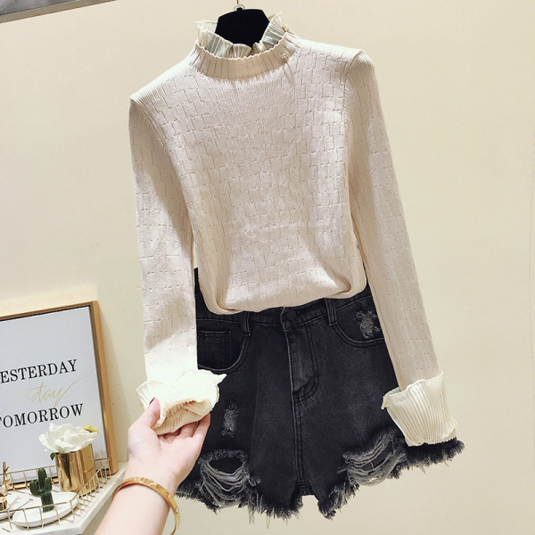 Vékony kötésből és tüllből készült női blúz