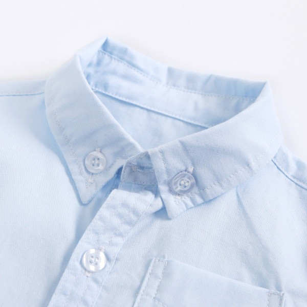 Babatest klasszikus gallérral és rövid ujjakkal