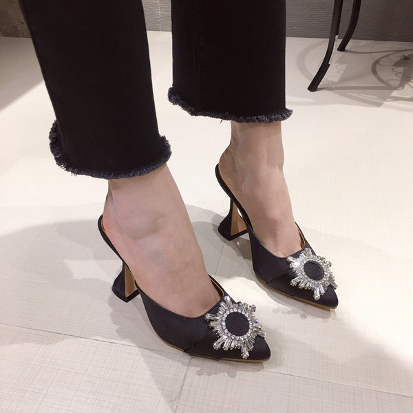 Modern női magas sarkú kövekkel díszített szandál