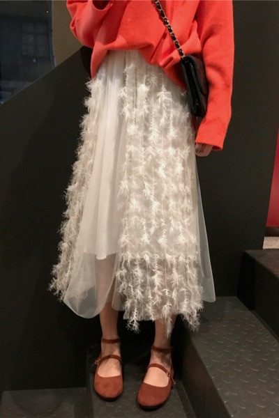 Modern női szabású szoknya, magas derékkal és tüllel