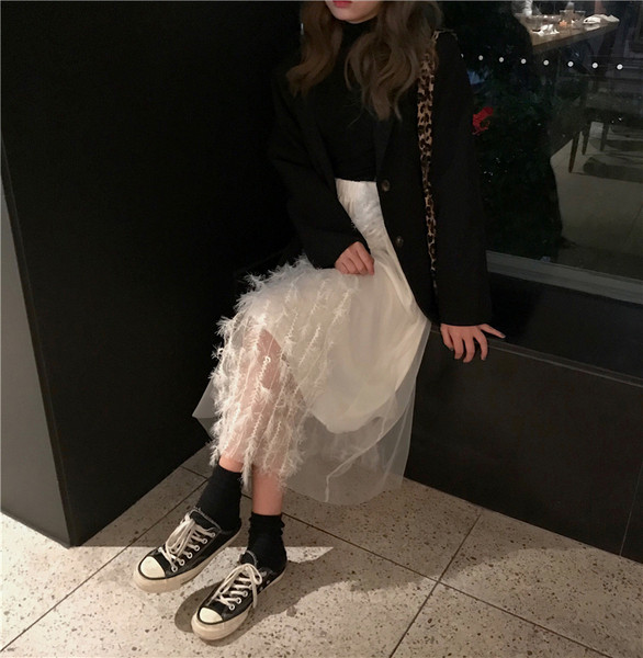 Modern női szabású szoknya, magas derékkal és tüllel