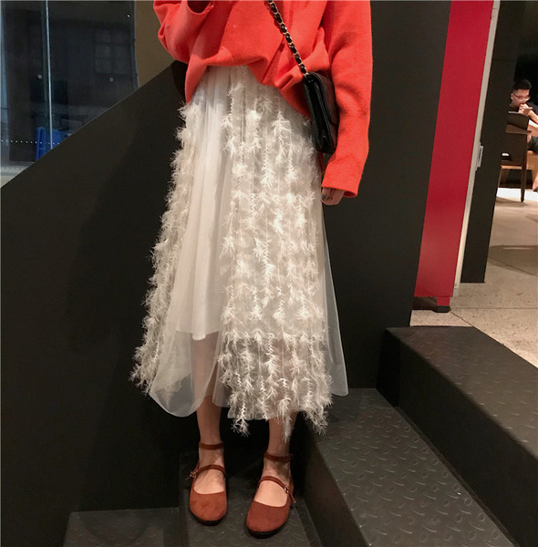 Modern női szabású szoknya, magas derékkal és tüllel