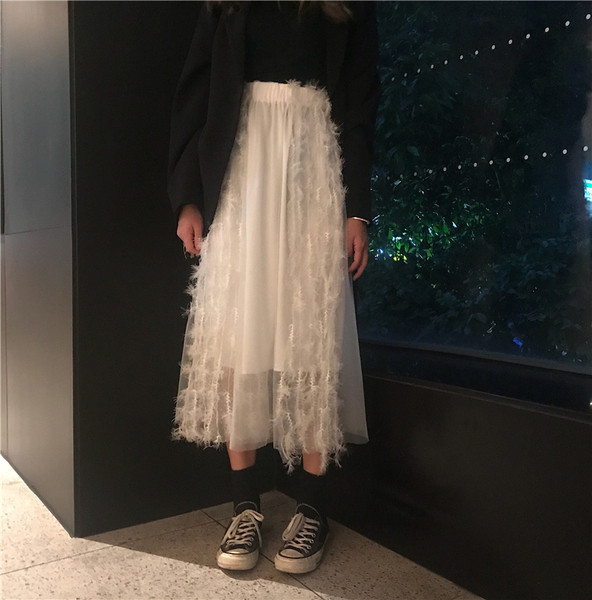 Modern női szabású szoknya, magas derékkal és tüllel