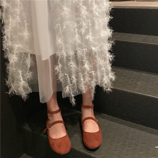 Modern női szabású szoknya, magas derékkal és tüllel