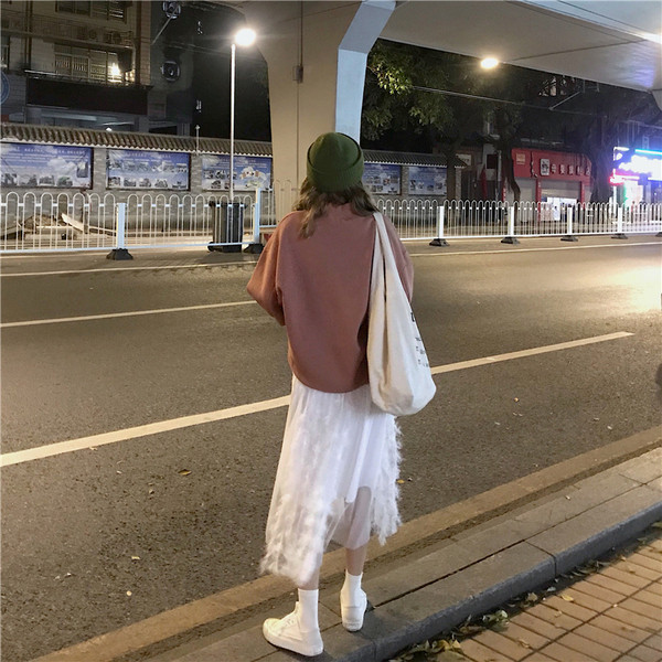 Modern női szabású szoknya, magas derékkal és tüllel