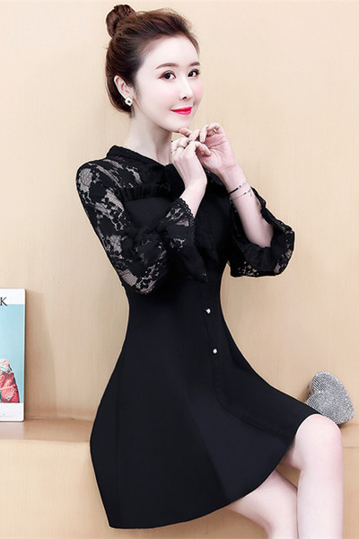 Fekete női ruha gombokkal és csipkével