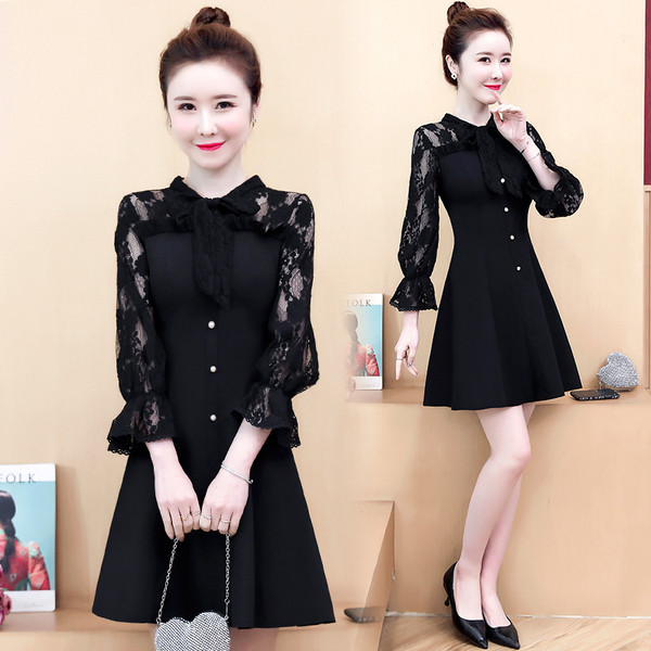 Fekete női ruha gombokkal és csipkével