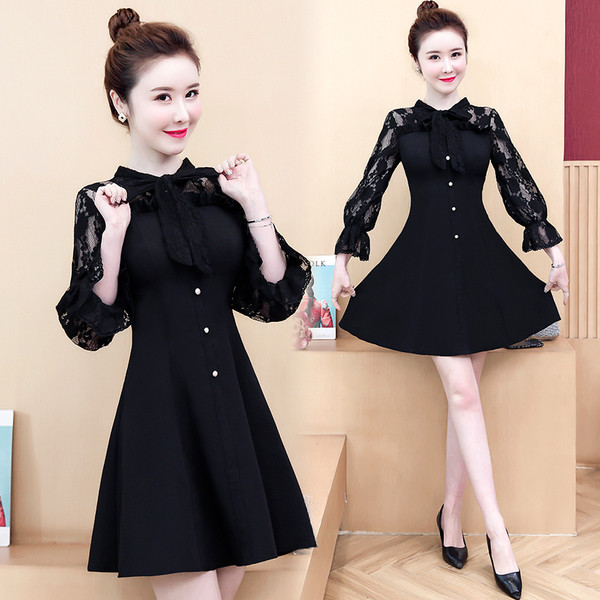 Fekete női ruha gombokkal és csipkével