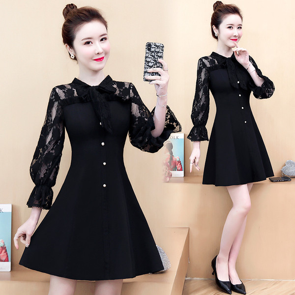 Fekete női ruha gombokkal és csipkével