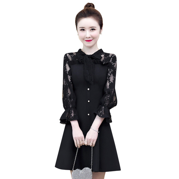 Fekete női ruha gombokkal és csipkével