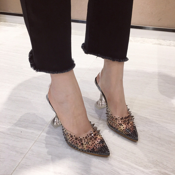 Stílusos női magas sarkú cipő kövekkel és csattal