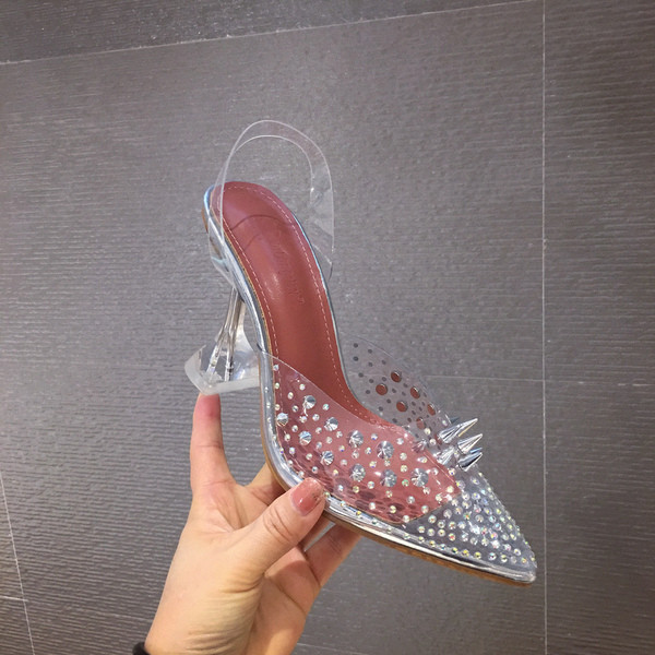 Stílusos női magas sarkú cipő kövekkel és csattal