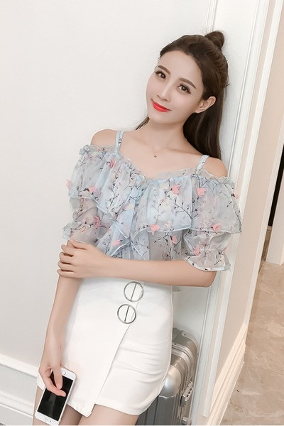 Új modell női blúz spitz nyakkivágással, virágmintával és csupasz váll