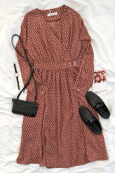 Női tavaszi ruha hosszú ujjal és spitz nyakkivágással