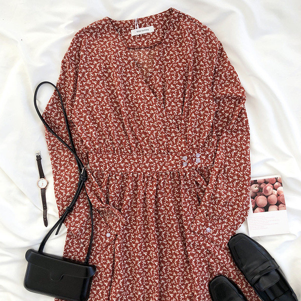 Női tavaszi ruha hosszú ujjal és spitz nyakkivágással