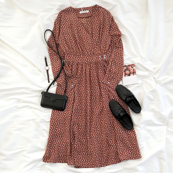 Női tavaszi ruha hosszú ujjal és spitz nyakkivágással