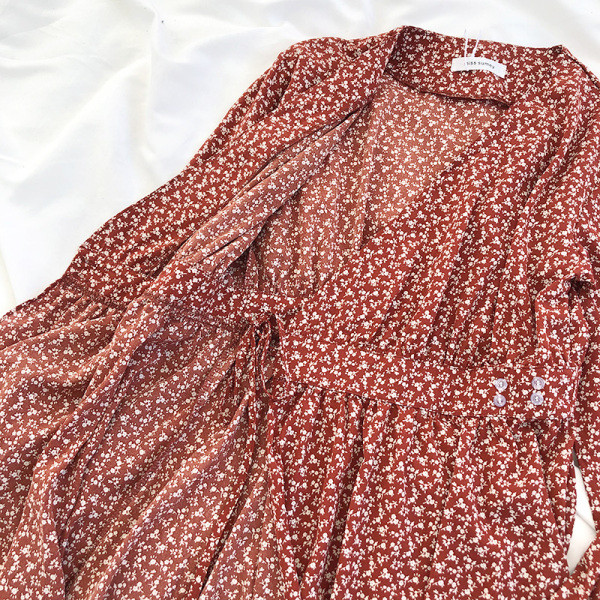 Női tavaszi ruha hosszú ujjal és spitz nyakkivágással