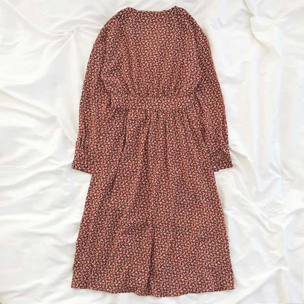 Női tavaszi ruha hosszú ujjal és spitz nyakkivágással