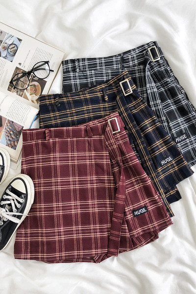 Rövid kockás női szoknya magas derékkal, fémcsatos övvel