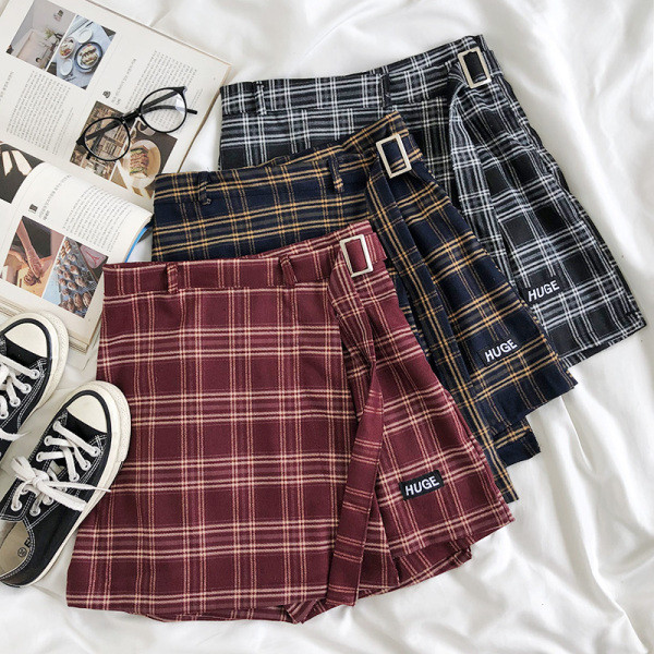 Rövid kockás női szoknya magas derékkal, fémcsatos övvel