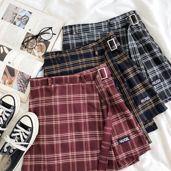 Rövid kockás női szoknya magas derékkal, fémcsatos övvel