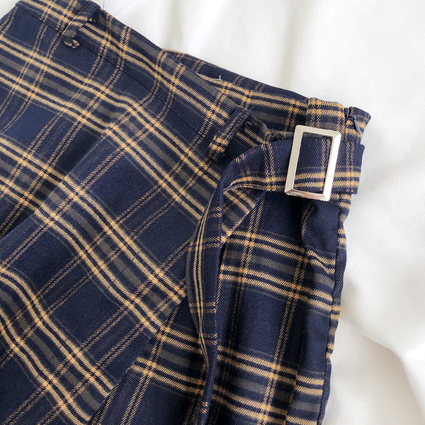 Rövid kockás női szoknya magas derékkal, fémcsatos övvel