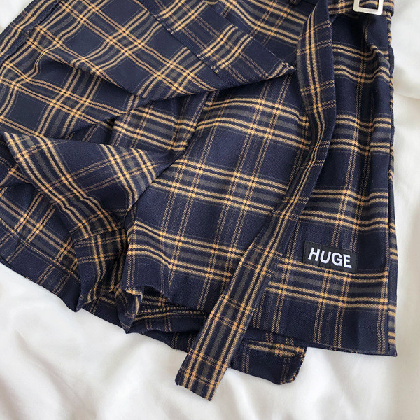 Rövid kockás női szoknya magas derékkal, fémcsatos övvel