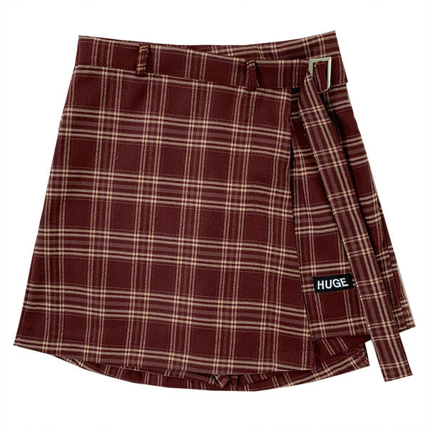 Rövid kockás női szoknya magas derékkal, fémcsatos övvel