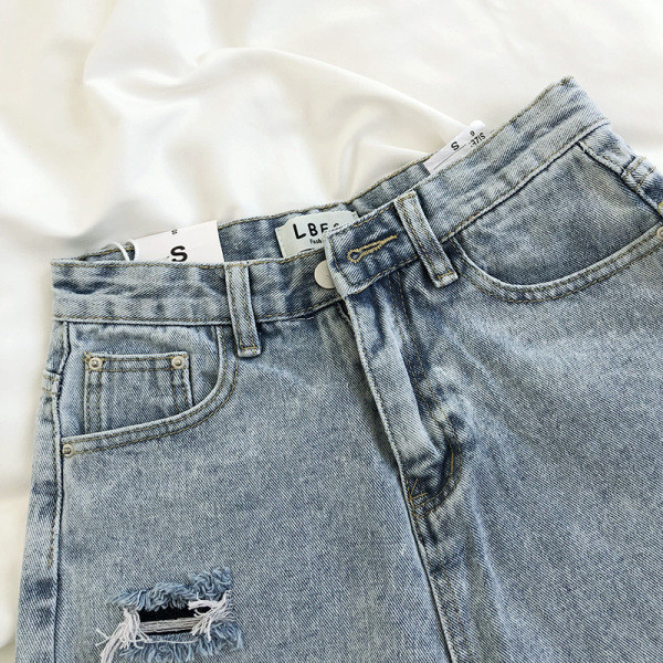 Retro női rövidnadrág magas derékkal, szakadt motívumokkal