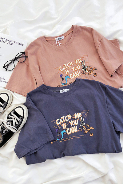 Rövid női blúz rövid ujjal és mintával