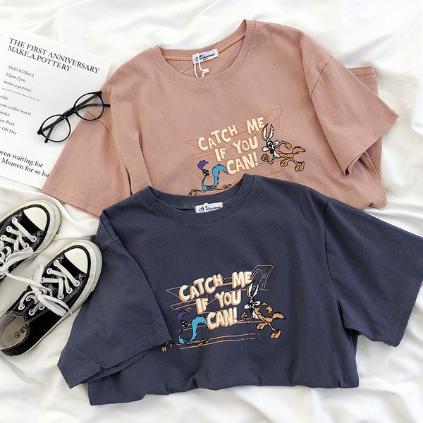 Rövid női blúz rövid ujjal és mintával